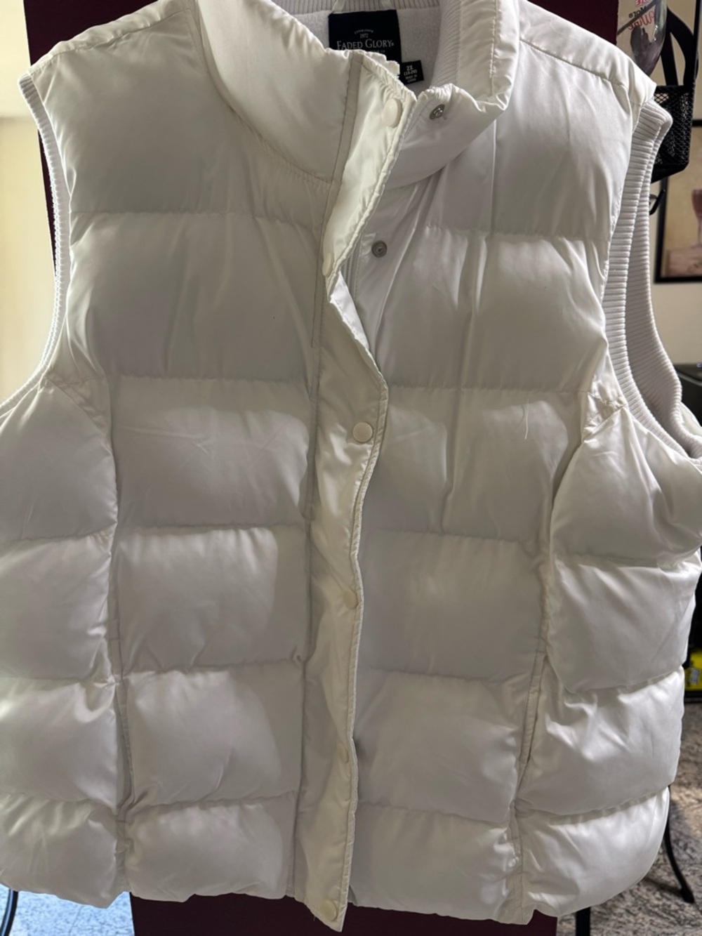 Faded Glory Women’s 2XL White Puffer Vest with cute stitching detail.